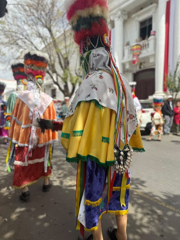 Vestimenta de los chuchos de espaldas